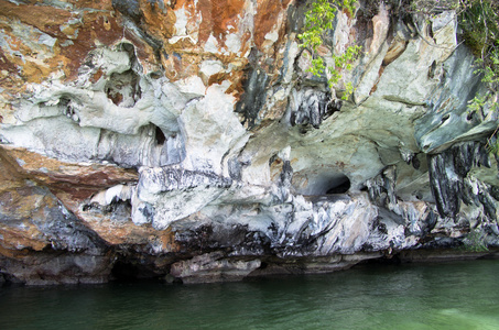 洞穴和甲米的海