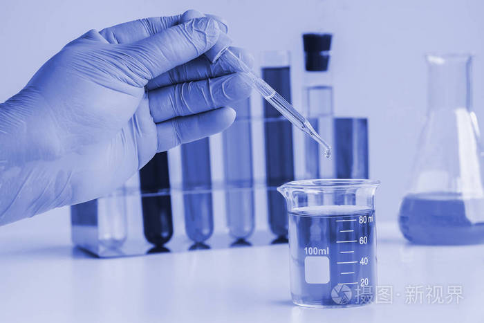 在样品化学,药物研究中, 吸管滴在试管上