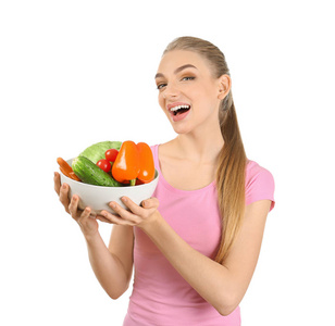 年轻妇女拿着碗与蔬菜在白色背景。饮食食品概念