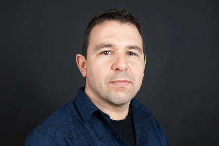 平均的家伙中立的表达的男人照片