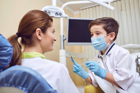 一个男孩是个牙医, 在牙科诊所有个病人。