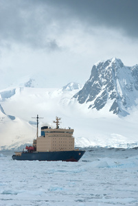漂浮在冰冻海峡春天南极的破冰船