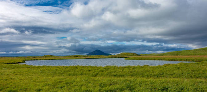 Myvatn 湖和 Skutustadir Pseudocraters 湖周围的景色, 北冰岛