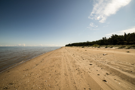 海滩沙子和视野的天际线