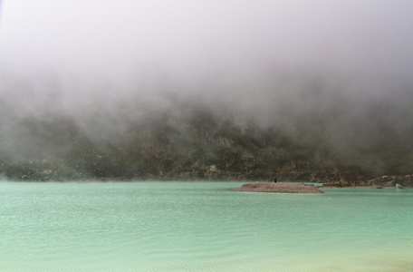 雾和湖表面