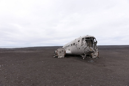 在冰岛的飞机失事在多云的一天, 没有人