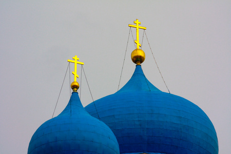 Winter.Beautiful 东正教在俄罗斯，与明亮的蓝色圆顶