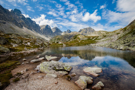 美丽的 Velka 学生 Dolina在斯洛伐克高 Tatra 山脉。美丽的夏日全景Sesterske 萨格勒布从飞鸟 Sm