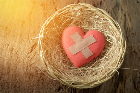 绑石膏受伤的心在篮子里照片