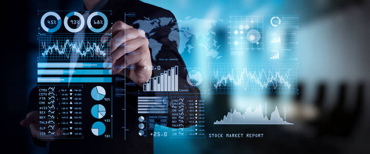 投资者分析股票市场报告和财务仪表板与商业智能 Bi, 与关键绩效指标 Kpi. 生意人手在大屏幕计算机上处理财务计划