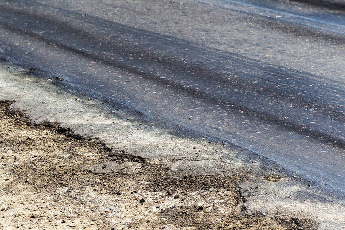 破损的道路, 破损的沥青和坑洞和斑点.非常坏沥青路与大 trenche.