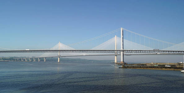 在1.6 英里, 2.7km, 昆斯费里横穿是它的类型的最长的桥梁在世界上和, 在 210m, 689ft, 高, 英国人最高。