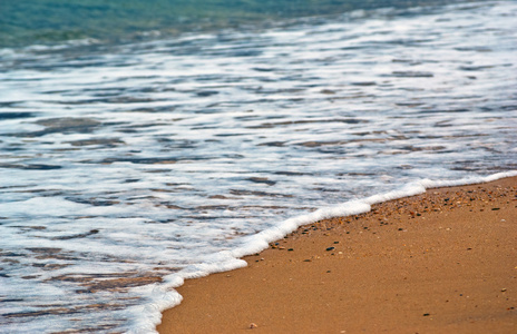 海波溅水沙海滩