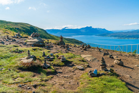 挪威特罗姆瑟和 Tromsoysundet 海峡周围群山的景色