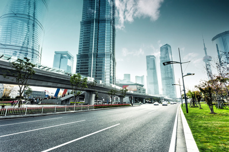 城市道路和现代城市天际线