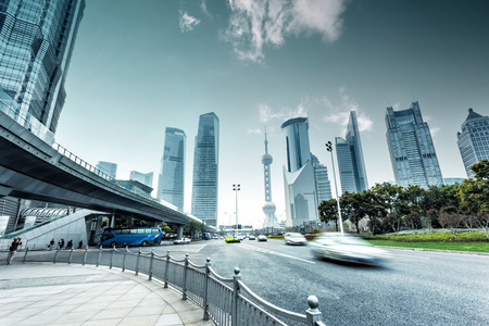 城市天际线与互通式立交桥高速公路立交桥运动模糊与城市天际线背景