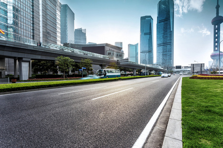 城市道路和现代城市天际线图片