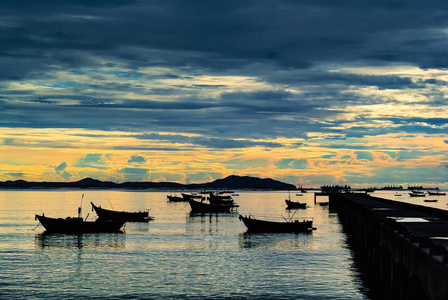 美丽的风景, 日落天空在海与小船和口岸剪影