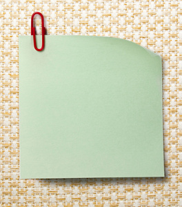 黄色标签的笔记和木制背景提示绿色标签和黑色剪辑空白的绿色标签和