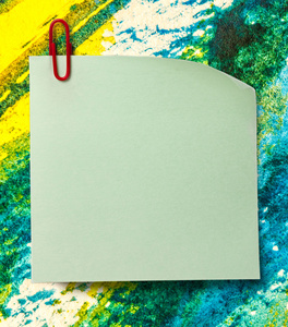 空白的绿色标签和红色剪辑照片