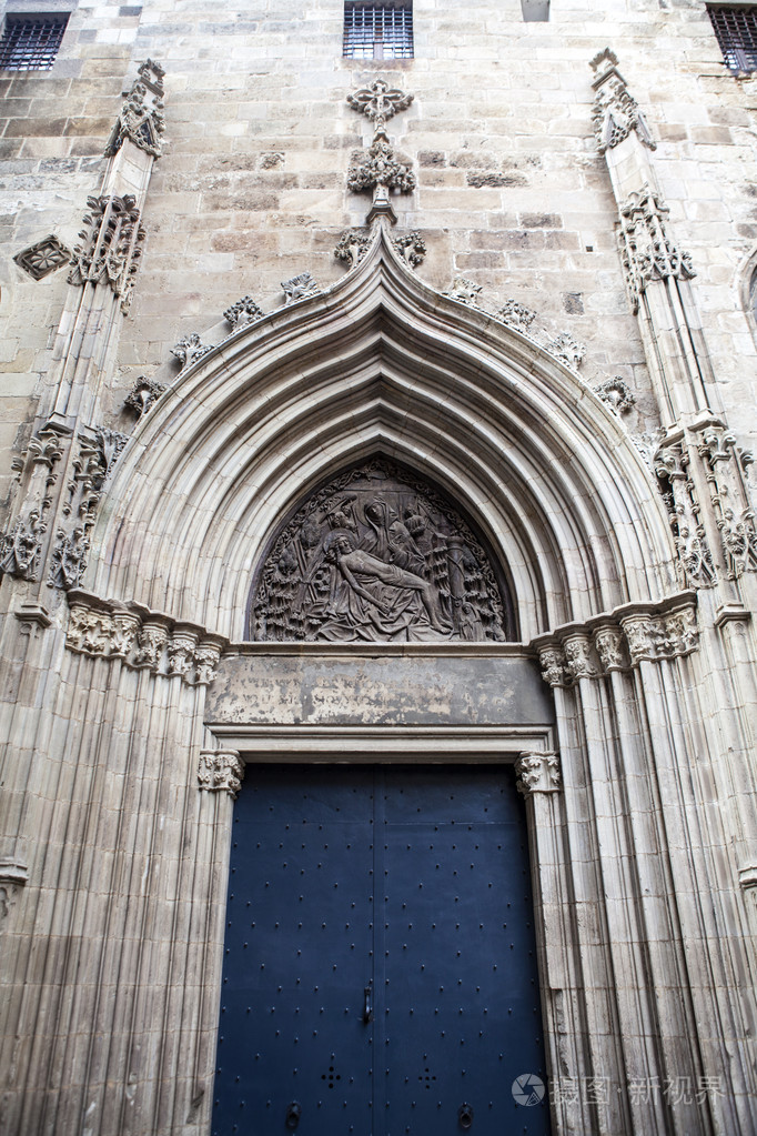 丰富的装饰在西班牙巴塞罗那的加泰罗尼亚-大教堂的大门