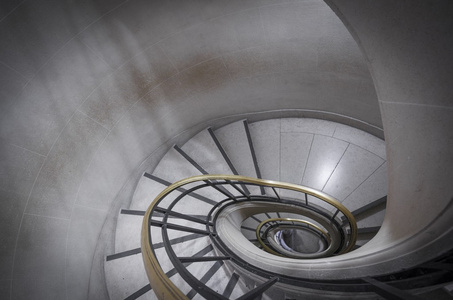 白色金属楼梯 螺旋曲线向下 欧洲建筑艺术摘要