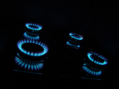厨房煤气在黑暗中的火焰