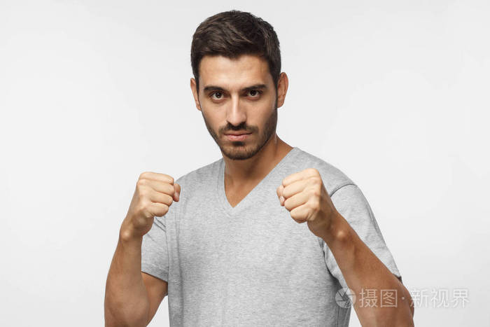 自信的运动拳击男子在他面前紧握拳头, 要战斗和自卫, 准备战斗