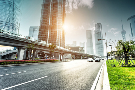 城市道路和现代城市天际线