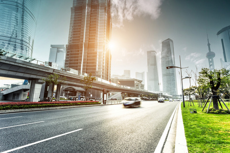 城市道路和现代城市天际线