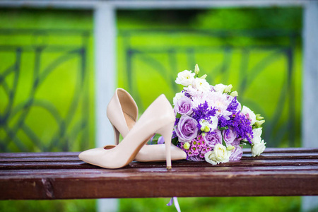 女性时尚婚礼鞋, 优雅的新娘花束在绿色的草地背景柔和色调。婚礼详情