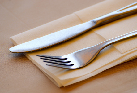 刀和叉的餐厅餐桌