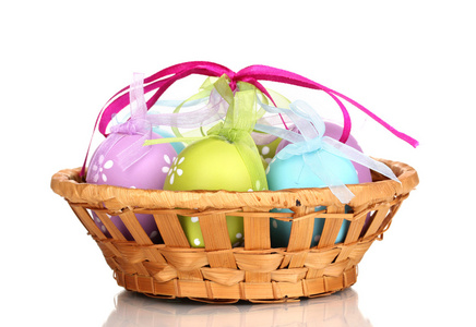 炫彩的复活节彩蛋篮上白色隔离