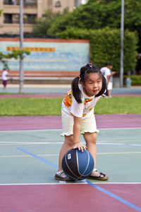 行使与篮球小可爱的女孩