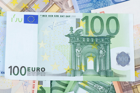 欧元纸币作为背景，特写