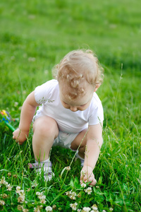 鲜花在草丛中寻找的宝贝女儿