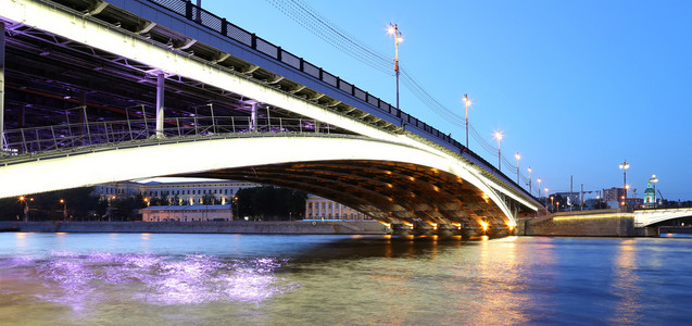 在莫斯科，俄罗斯   大 ustinsky 大桥是跨越帮助河附近的亚乌扎河 连接与高尔基公园区大道环口钢拱桥