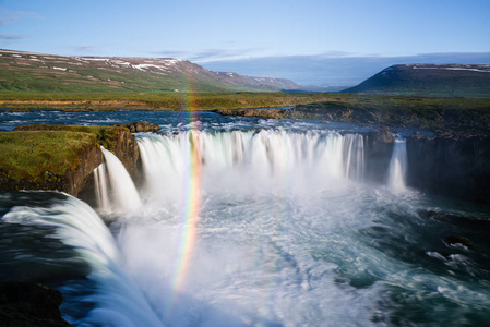 Godafoss 瀑布。著名的旅游胜地。夏天的风景与彩虹。美丽的冰岛