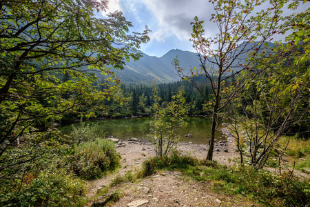 斯洛伐克塔特拉山脉的远足小径。带在秋天前的夏天, 晴朗的天空与一些云彩