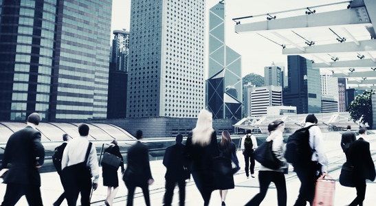 业务人行走在城市照片