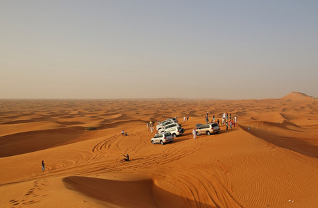 汽车在沙漠中