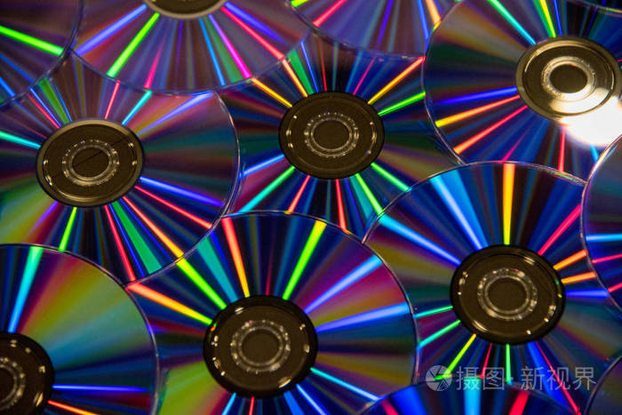 许多音乐清洁光盘与彩虹光谱的颜色作为一个明亮的背景