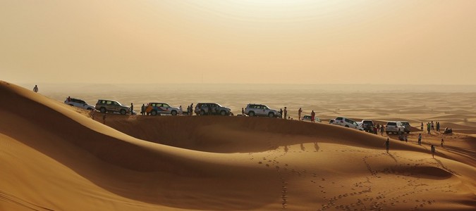 汽车在沙漠中