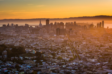 查看的市中心在日出时从双峰，在 San Francisco C