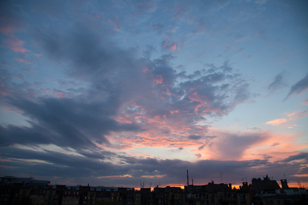 有蓝色和紫色色调的夕阳的天空