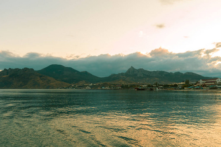 夕阳下的海景风景如画的景色