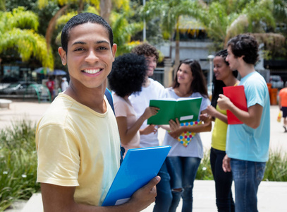 国际学校大学校园户外国际留学生组笑埃及奖学金学生照片