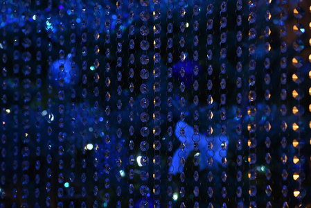 透明玻璃的蓝色波光粼粼的花环。美丽的节日背景, 飞溅, 纹理