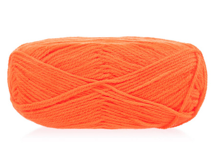 白色背景下编织的亮橙色毛纱