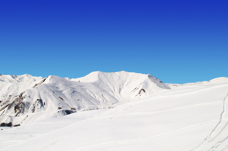 高山在冬天雪下